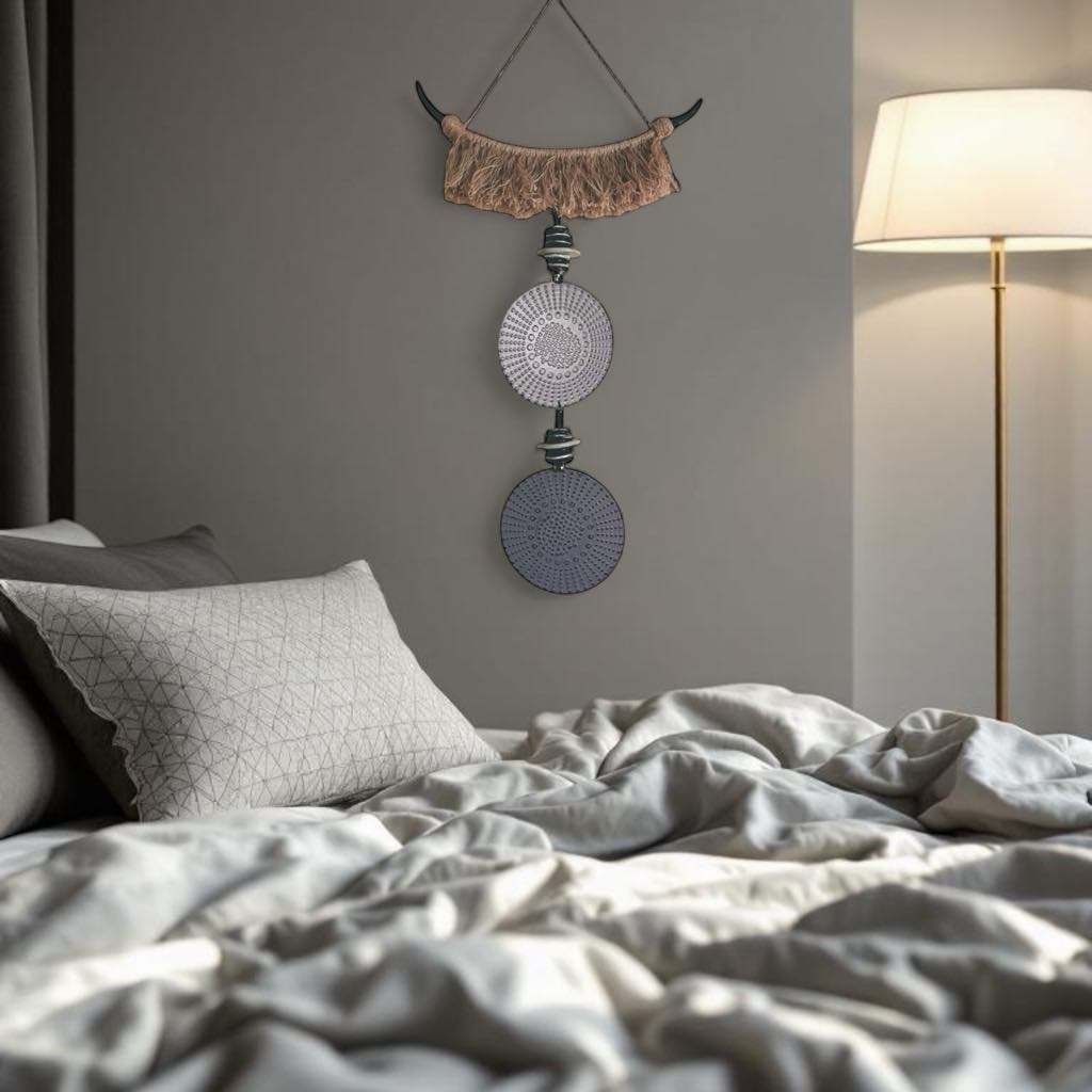 Bijou mural Zuni – Suspension murale en jute, argile et métal – Fait main